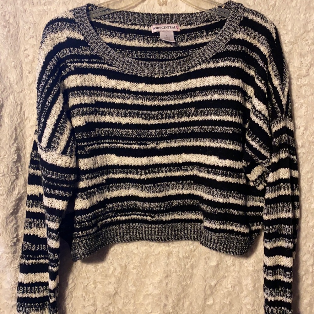 Body central mid drift woven sweater.